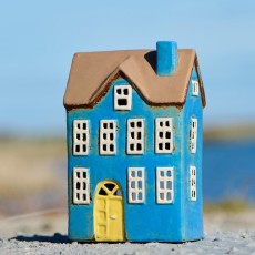 Hus t/ fyrfadslys "Nyhavn" blå m/ gul dør - Ib Laursen