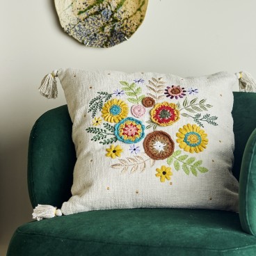 Pude "Pico" m/ broderede blomster - Bloomingville 50x50
