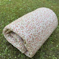 Quilt / Vattæppe beige m/ pastelfarvet blomster - Ib Laursen 130x180