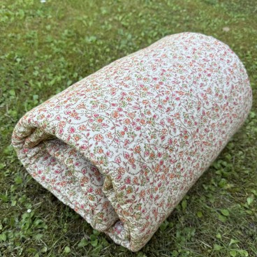 Quilt / Vattæppe beige m/ pastelfarvet blomster - Ib Laursen 130x180