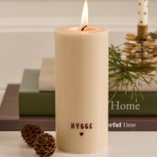 Bloklys cremefarvet m/ rødbrun tekst "Hygge" - Ib Laursen H: 15