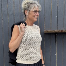 Vest "KarlinaSZ" lys sand m/ hulmønster - Saint Tropez