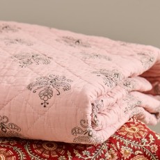 Quilt / vattæppe rosa m/ mørkegråt mønster - Ib Laursen 130x180