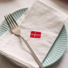 Stofserviet hvid m/ broderet dansk flag - Ib Laursen