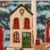 Hus t/ fyrfadslys "Stillenat" m/ grøn dør og krans - Ib Laursen