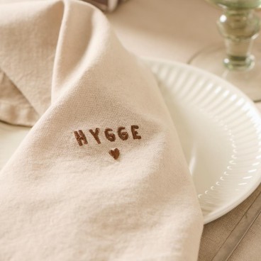 Stofserviet "Tradition" sandfarvet m/ Hygge - Ib Laursen