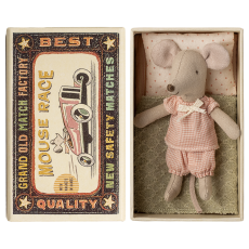 Lillesøster mus i ternet tøj og tændstikæske - Maileg