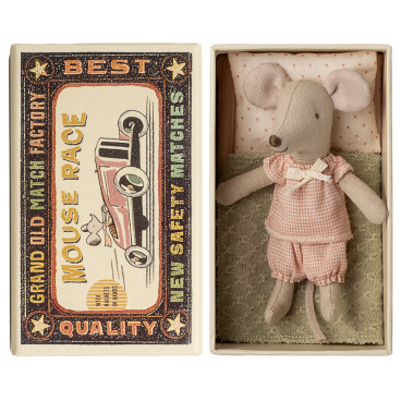 Lillesøster mus i ternet tøj og tændstikæske - Maileg