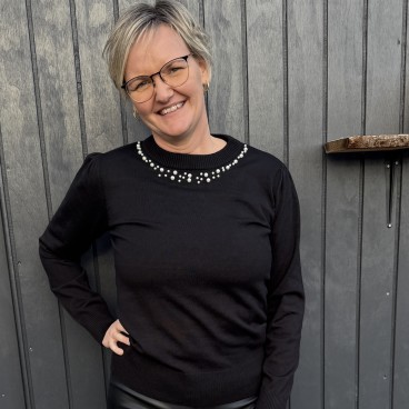 Bluse sort m/ perle detaljer langs halsen "TemmaSZ" - Saint Tropez