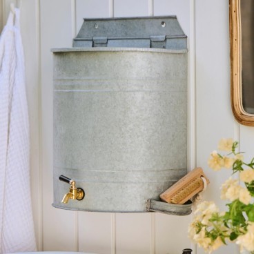 Vandbeholder t/ væg m/ hane zinkfinish - Ib Laursen - 10,5 ltr.