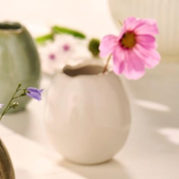 Vase hvid formet som et æg - Ib Laursen H: 9,4