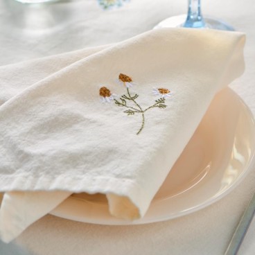 Stofserviet "Flora" råhvid m/ broderet marguerit - Ib Laursen