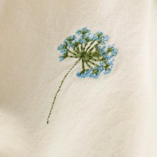 Stofserviet "Flora" råhvid m/ broderet blå skærmblomst - Ib Laursen