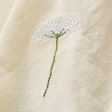 Stofserviet "Flora" råhvid m/ broderet hvid skærmblomst - Ib Laursen