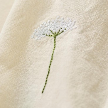 Stofserviet "Flora" råhvid m/ broderet hvid skærmblomst - Ib Laursen