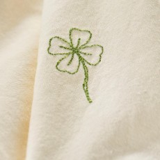 Stofserviet "Flora" råhvid m/ broderet firkløver- Ib Laursen