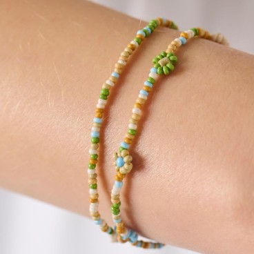 Armbånd m/ glasperler og blomster - Ib Laursen 2 stk.