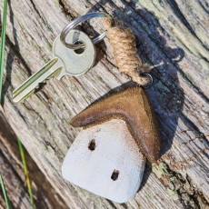 Nøglering hvidt hus m/ brunt tag - Ib Laursen