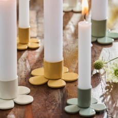 Stage t/ kertelys som støvgrøn blomst - Ib Laursen