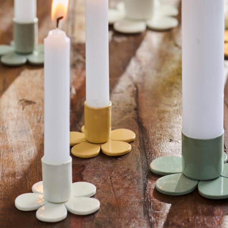 Stage t/ kertelys som råhvid blomst - Ib Laursen