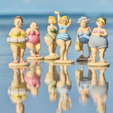 Damer i badetøj "Stranddronninger" - Ib Laursen vælg ml. 6 forsk.