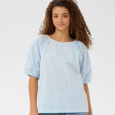 Bluse "PalaSZ" lyseblå m/ korte ærmer og hulmønster - Saint Tropez