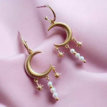 Øreringe / ørestikker - Friihof + Siig - guldbelagt "Chandra Moon" m/ hvide perler