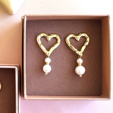 Øreringe / ørestikker - Friihof + Siig - guldfinish hjerte m/ perler