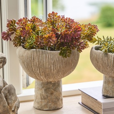 Vase / skjuler på fod i rillet cement - Speedtsberg H: 20