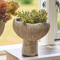 Vase / skjuler på fod i rillet cement - Speedtsberg H: 15