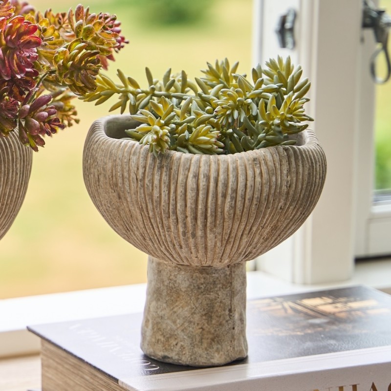 Vase / skjuler på fod i rillet cement - Speedtsberg H: 15